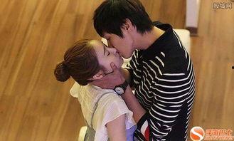 小学生女生亲嘴视频,揭秘小学生女生亲嘴视频事件